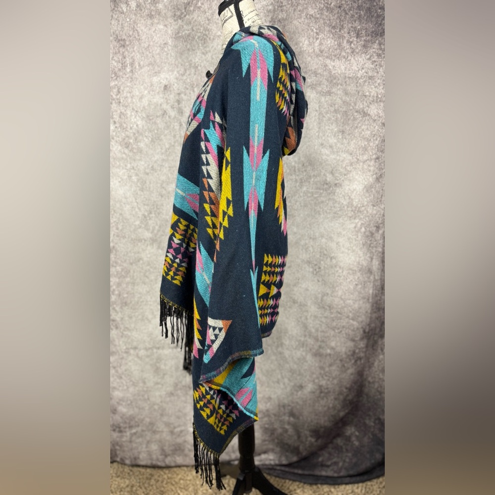 Southwestern Style Geometric Patterned Shawl/Button Closure Fringe Size OS - Picture 5 of 9
